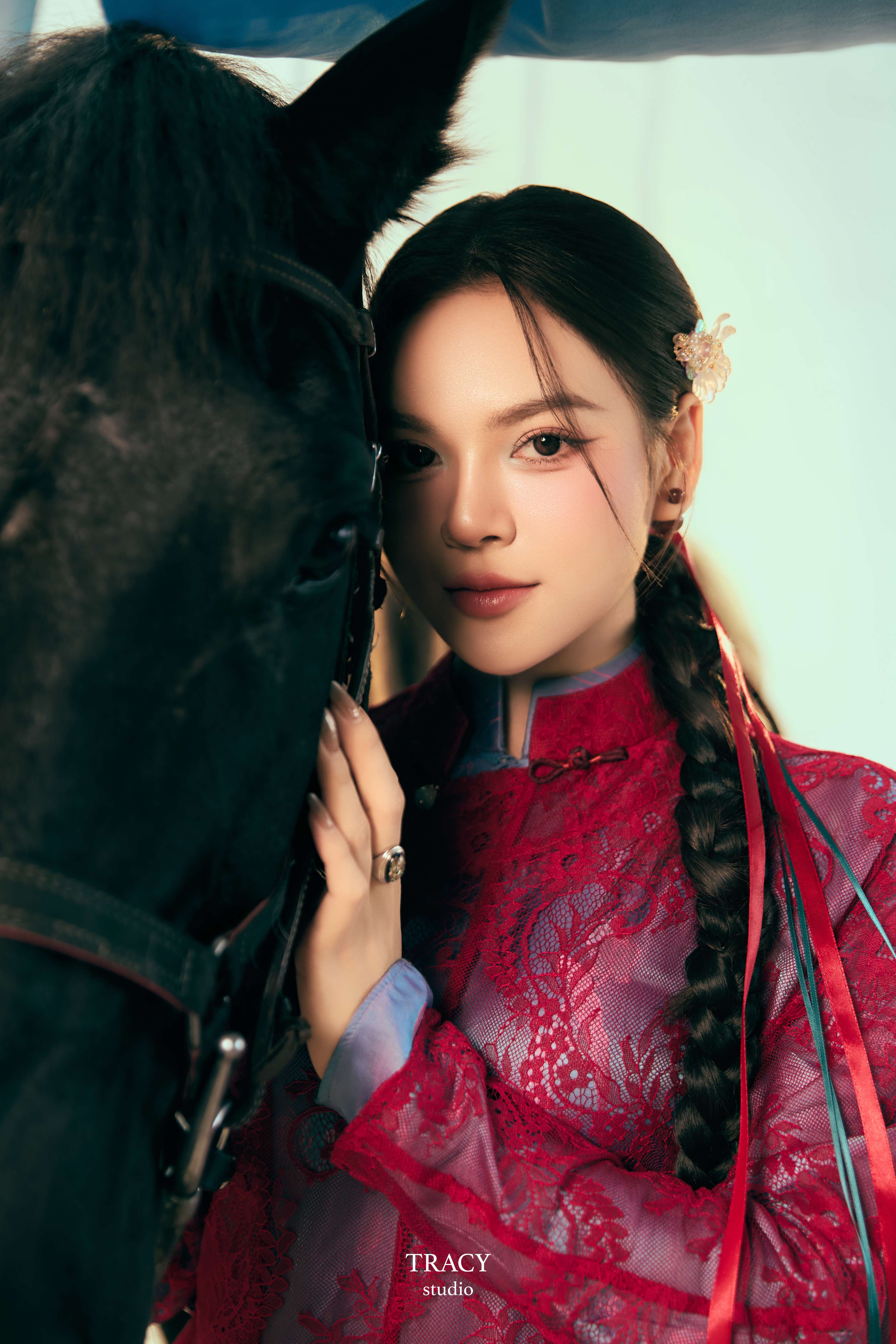 frontend/img/gallery/anh-tet-yem-ao-dai/tracy-studio-chup-concept-ma-dao-thanh-cong (9).jpg